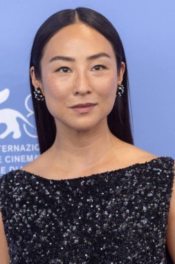 Greta Lee, 2 Eylül 2025 tarihinde Venedik, İtalya 'da düzenlenen 82. Venedik Uluslararası Film Festivali sırasında 