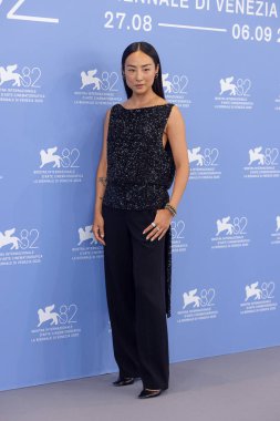 Greta Lee, 2 Eylül 2025 tarihinde Venedik, İtalya 'da düzenlenen 82. Venedik Uluslararası Film Festivali sırasında 