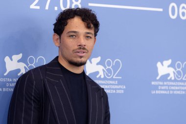 Venedik, İtalya - Eylül 02: Aktör ve şarkıcı Anthony Ramos, 2 Eylül 2025 tarihinde Venedik, İtalya 'da düzenlenen 82. Venedik Uluslararası Film Festivali sırasında 
