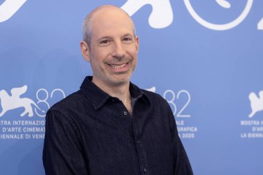 Noah Oppenheim, 2 Eylül 2025 tarihinde Venedik, İtalya 'da düzenlenen 82. Uluslararası Film Festivali sırasında 