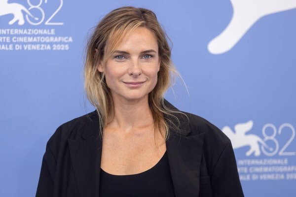 ВЕНИЦА, ИТАЛИЯ - 02 СЕНТЯБРЯ: Актриса Ребекка Фергюсон приняла участие в фотозвонке фильма "Динамический дом" во время 82-го Венецианского международного кинофестиваля 02 сентября 2025 года в Венеции, Италия.