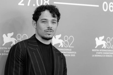 Venedik, İtalya - Eylül 02: Aktör ve şarkıcı Anthony Ramos, 2 Eylül 2025 tarihinde Venedik, İtalya 'da düzenlenen 82. Venedik Uluslararası Film Festivali sırasında 