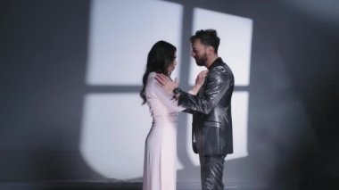 Sevgi dolu çiftin mahrem anı, nazikçe sarılma, genç romantik aşıklar mahremiyet ve aşk ilişkisi konsepti.