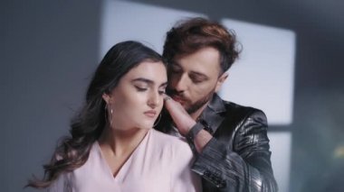 Sevgi dolu bir çiftin mahrem anı, nazikçe sarılma, genç romantik aşıkların mahrem anları, yakınlık ve aşk ilişkisi kavramı.