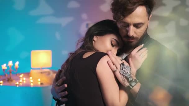 Intimate Moment On Loving Ζευγάρι, απαλά αγκαλιά, Νέοι ρομαντικοί εραστές προσωπικές στιγμές - Intimacy and love relationship concept, στο φόντο των κεριών — Αρχείο Βίντεο