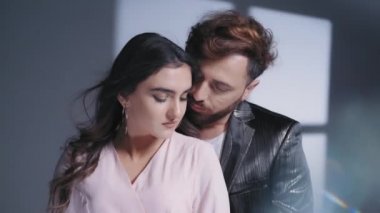 Sevgi dolu bir çiftin mahrem anı, nazikçe sarılma, genç romantik aşıkların mahrem anları, yakınlık ve aşk ilişkisi kavramı.