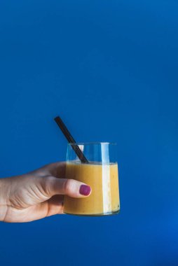 Mavi siyah zeminde şeftalili smoothie