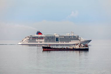 Limasol Bay, Kıbrıs deniz yüzeyindeki cruise liner ve kargo gemisi