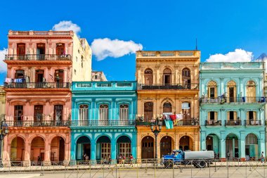 Havana, Küba merkezi yolun karşısında eski renkli yaşam evleri