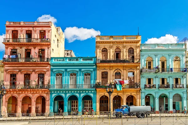 Viejas Coloridas Casas Cruzando Calle Centro Habana Cuba — Foto de Stock