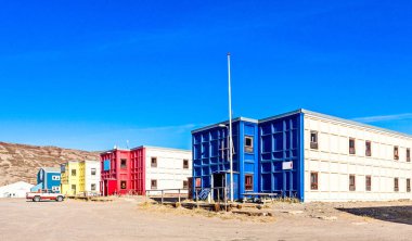 Tipik kutup tundra, Kangerlussuaq, Grönland evlerde yaşayan bir bloğu ile sokak