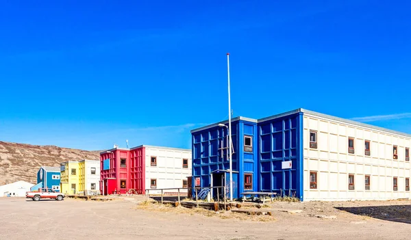 Tipik kutup tundra, Kangerlussuaq, Grönland evlerde yaşayan bir bloğu ile sokak