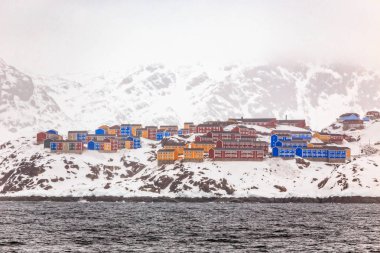 Renkli Sisimiut evler kayalar ve kar, Grönland