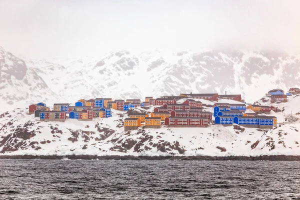 Sisimiut 的五颜六色的房子 在岩石和雪 格陵兰 — 图库照片
