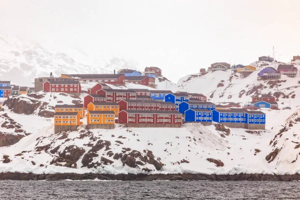 Sisimiut 第二大格陵兰城市的红 黄住宅 — 图库照片