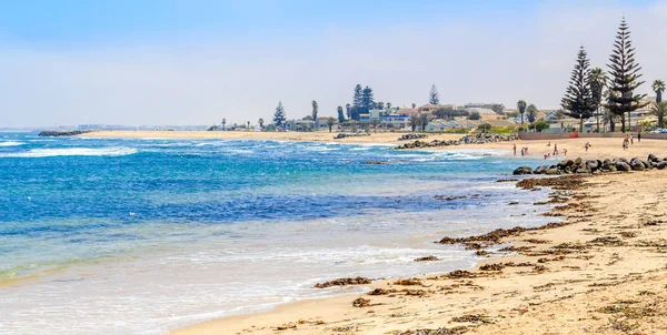 Mavi Okyanus Kumlu Kıyı Şeridi Evlerin Swakopmund Alman Sömürge Kasaba — Stok fotoğraf