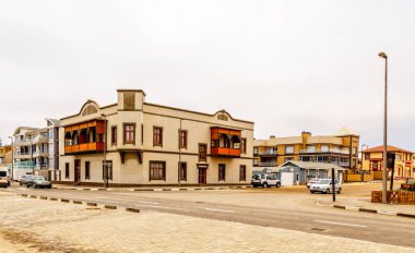 Eski Alman kolonyal binalar ve kavşak ile bazı trafik Swakopmund, Namibya