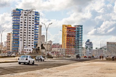 Modern resedential binalar Malecón mesire ve yol arabalar, Vedado, Havana, Küba'ya yakın