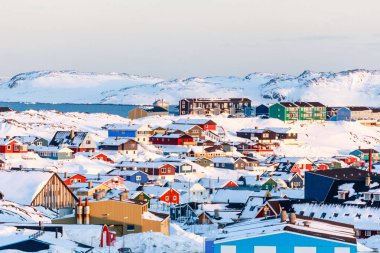 Nuuk City deniz ve Grönland arka planda dağlar karla kaplı tepede Eskimo evleri çok dağınık