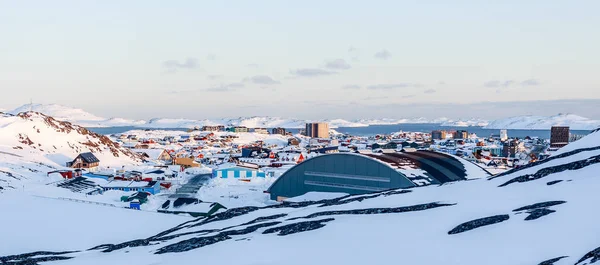 Montón Casas Inuit Dispersos Colina Ciudad Nuuk Cubierto Nieve Con — Foto de Stock