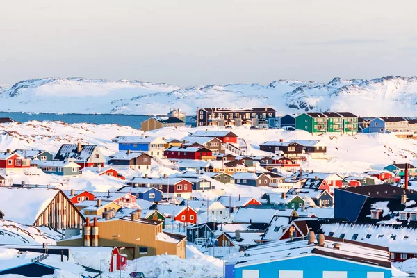 イヌイットの家がたくさん散らばってヌーク市海と山々 を背景 グリーンランドの雪に覆われた丘の上 — ストック写真