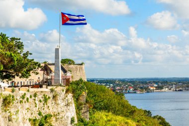 La Cabana İspanyol kale duvarları ve Küba ön planda, deniz arka planda, Havana, Küba'da bayrak