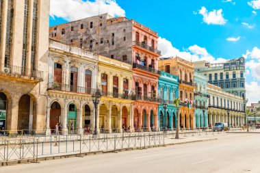 Havana, Küba merkezi yolun karşısında eski İspanyol sömürge renkli yaşam evleri