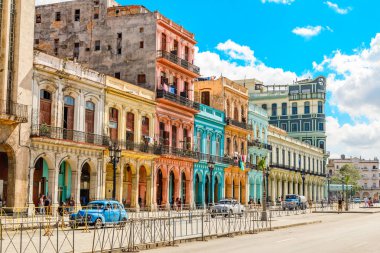 Havana, Küba merkezi yolun karşısında eski İspanyol sömürge renkli yaşam evleri