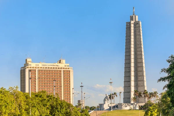 与纪念碑和纪念塔 Vedado 哈瓦那的何塞马蒂广场 — 图库照片