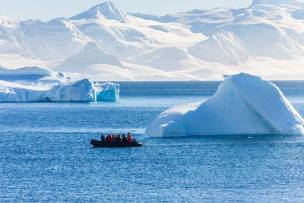 Barco Cheio Turistas Passando Pelos Enormes Icebergs Baía Perto Ilha — Fotografia de Stock