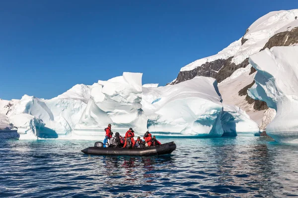 Barco Cheio Turistas Explorar Enormes Icebergs Deriva Baía Perto Ilha — Fotografia de Stock