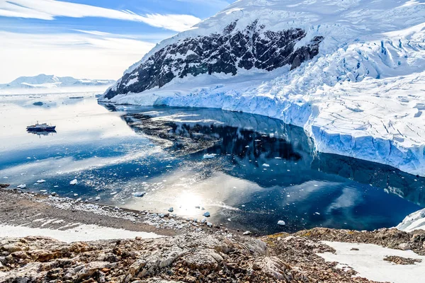 Antarktické Horské Krajiny Výletní Loď Stojí Stále Povrchu Neco Bay — Stock fotografie