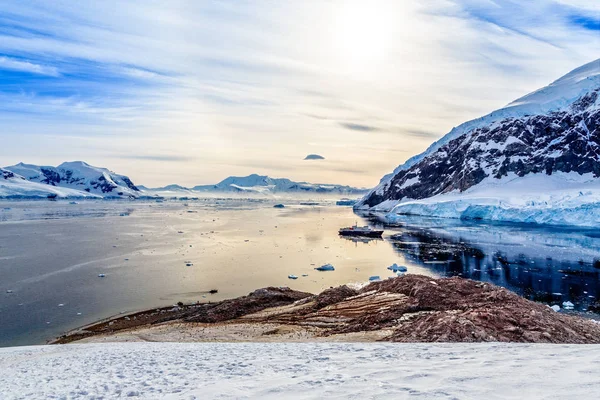 Paysage Montagneux Antarctique Avec Navire Croisière Immobile Surface Baie Neco — Photo