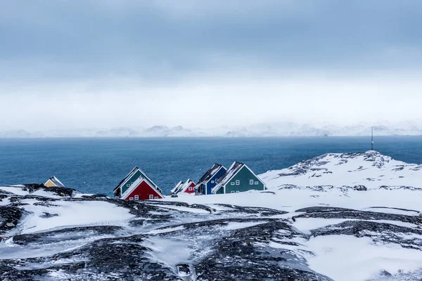 Rijen Van Kleurrijke Inuit Huizen Verstopt Rotsen Met Fjord Achtergrond — Stockfoto