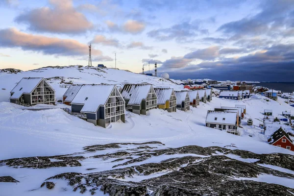 カラフルなイヌイットの行家隠れ雪やバック グラウンド 北極の首都ヌーク グリーンランドの郊外でフィヨルドの岩で — ストック写真