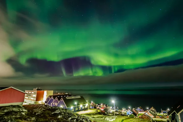 Yeşil Parlak Kuzey Işıkları Fiyort Nuuk Şehir Grönland Eskimo Köyü — Stok fotoğraf