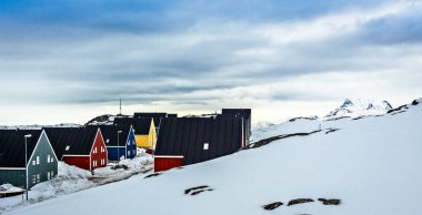 Kutup sermaye Nuuk, Grönland bir banliyösünde fiyort, kar kaplı cadde boyunca renkli Eskimo evleri