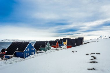 Kutup sermaye Nuuk, Grönland bir banliyösünde fiyort, kar kaplı cadde boyunca renkli Eskimo evleri