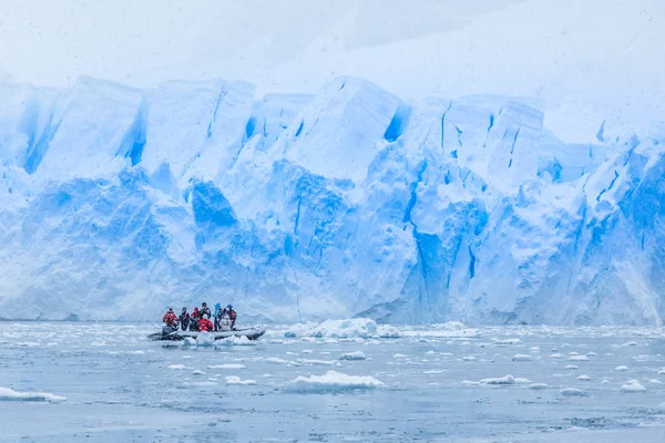 Chute Neige Sur Bateau Avec Des Touristes Dans Baie Pleine — Photo