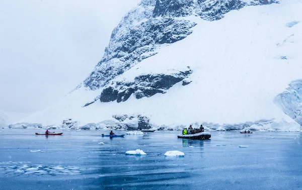 Neve Cair Sobre Barco Motor Com Turistas Caiaques Baía Com — Fotografia de Stock