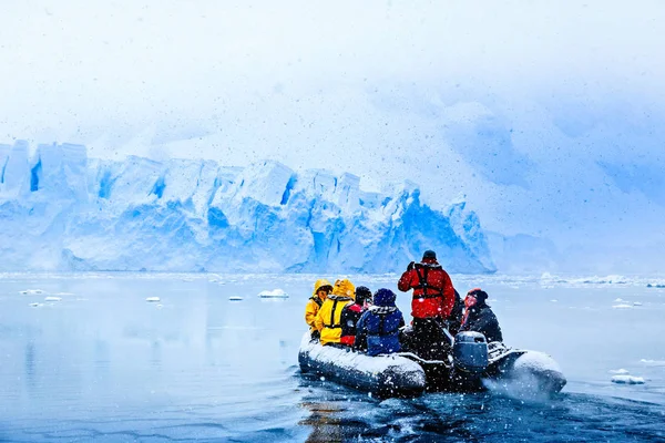 Neve Cair Sobre Barco Com Turistas Congelados Dirigindo Direção Enorme — Fotografia de Stock