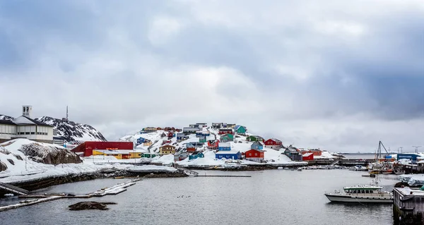 ボートとカラフルなイヌイット ポート住宅 Maniitsoq 町グリーンランドの背景の岩の上 — ストック写真