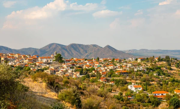 Panorama Lefkara Tradycyjnej Cypryjskiej Wioski Domami Czerwonym Dachu Górami Tle — Zdjęcie stockowe