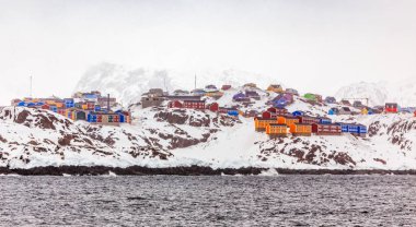Renkli Inuit canlı satırlarının kar buzlu Sisimiut Grönland evler