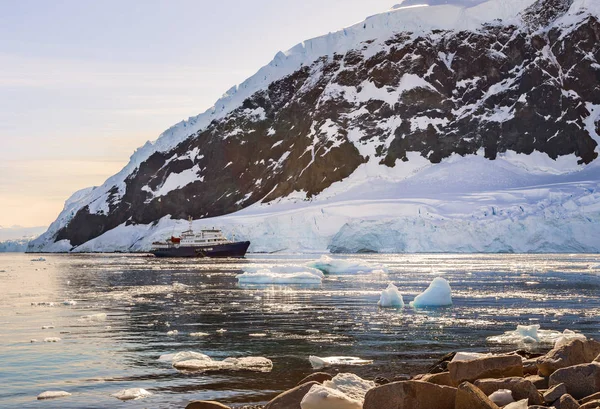 Туристический Антарктический Круизный Лайнер Дрейфующий Лагуне Среди Айсбергов Ледником Заднем — стоковое фото