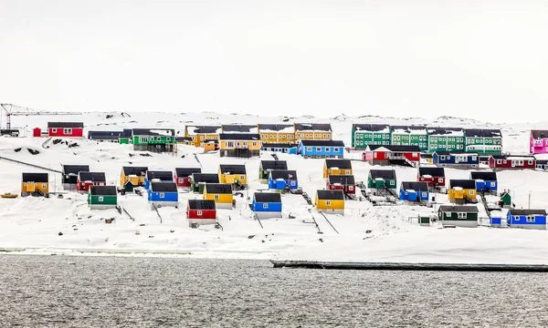 Eskimosów Kolorowe Domy Wzgórzu Śniegu Miasto Aasiaat North Greenland — Zdjęcie stockowe