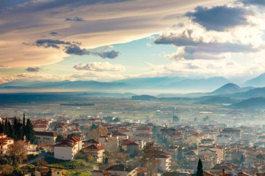 Yunan şehir akşam panorama kırmızı çatılı evler, vadi ve dağlar arka plan, Kalambaka, Thessaly, Yunanistan
