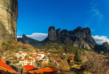 Meteora Dağları, Kalabaka, Thessaly, Yunanistan'ın sarp kayalıklarla arasında tepelerde Yunan evleri