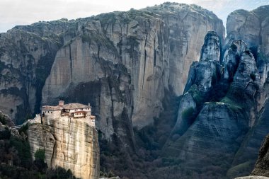 Roussanou Kutsal Manastırı dik kayalıklarla arasında dağlar panorama, Kalampaka, Tırhala, Thessaly, Yunanistan