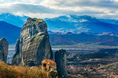 Roussanou Kutsal Manastırı arasında dik kayalıklarla, Kastraki Köyü ve dağlar manzara, Kalampaka, Tırhala, Thessaly, Yunanistan